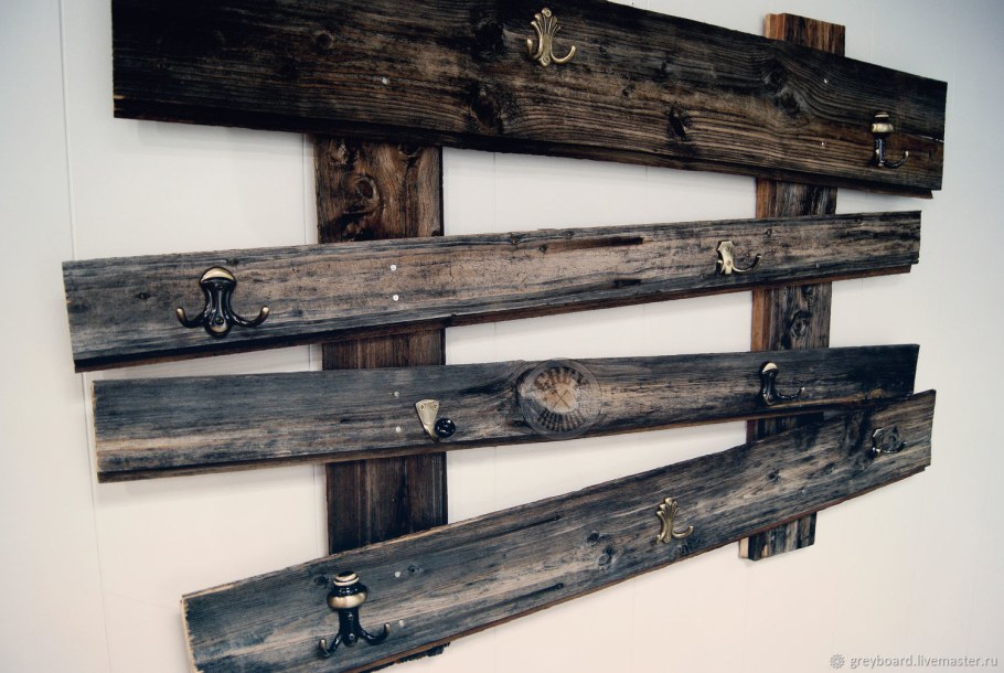 Вешалка из старой доски