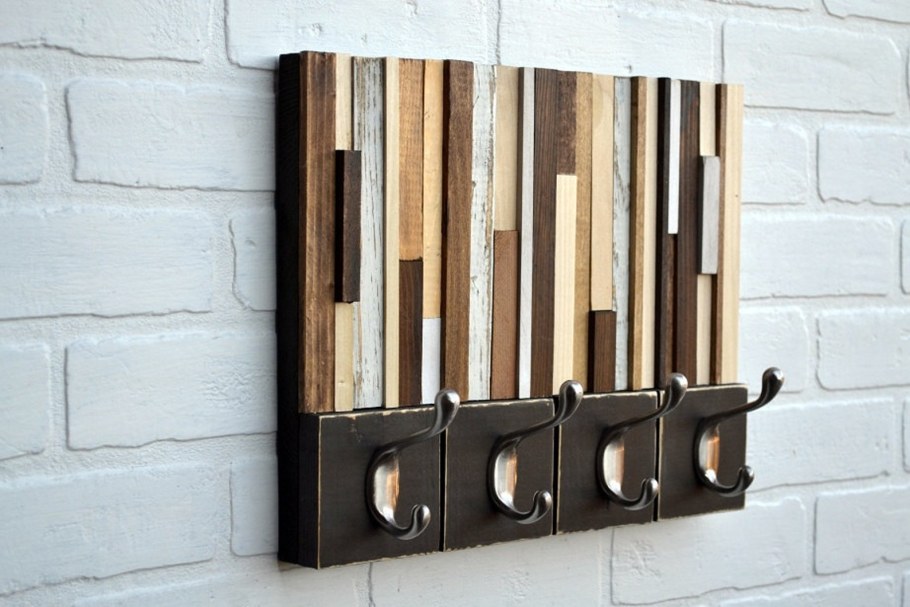 Вешалка в прихожую настенная из брусков