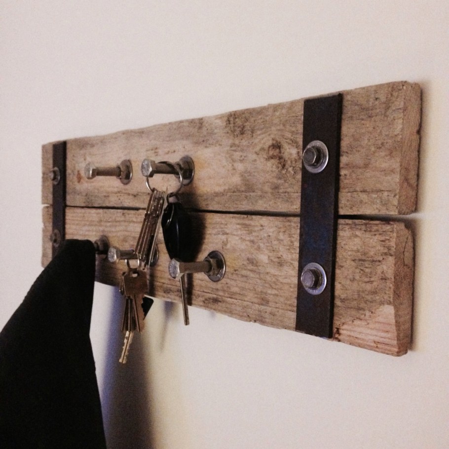 Вешалка из досок