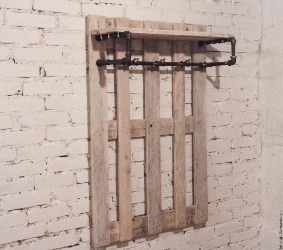 Вешалка в прихожую из паллет