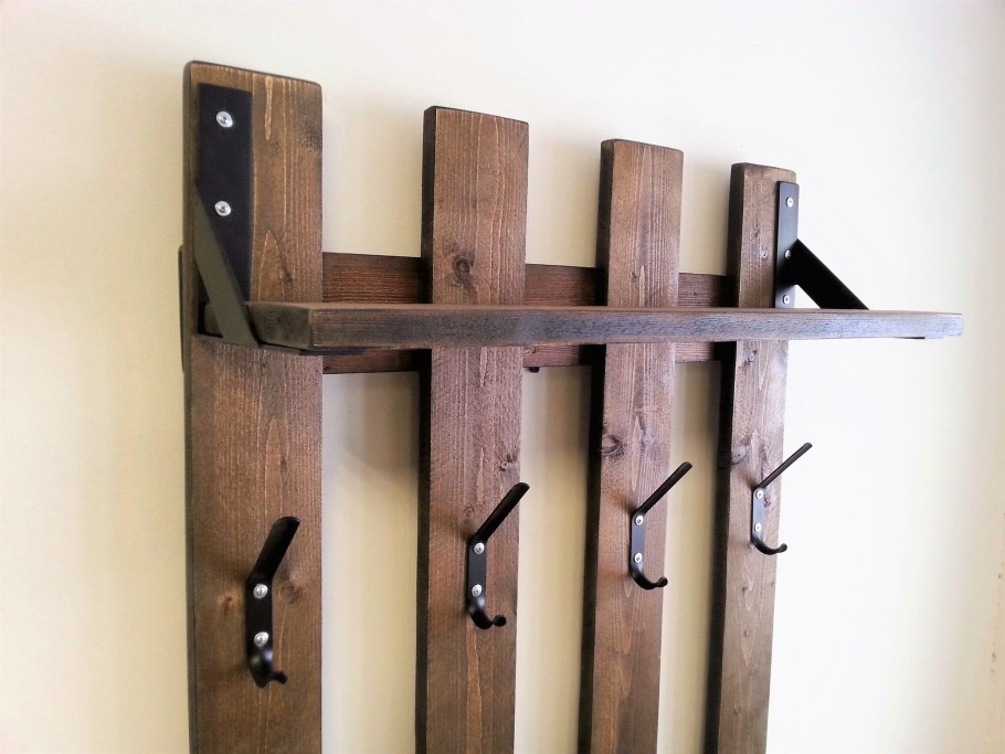 Вешалка для одежды из досок