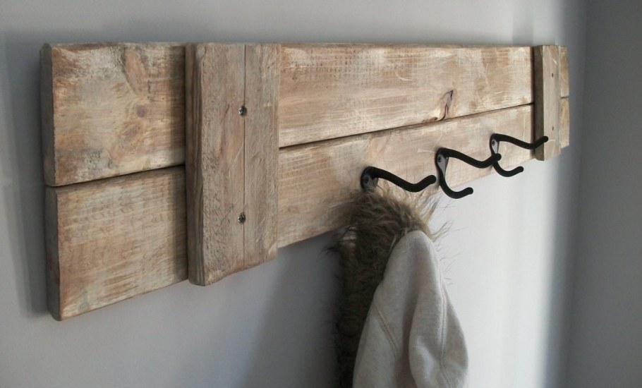 Вешалка из дерева настенная