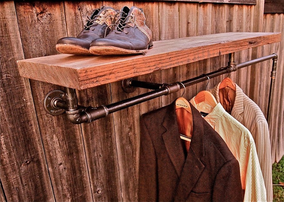 Вешалка из водопроводных труб