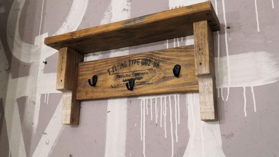 Деревянная вешалка в стиле лофт