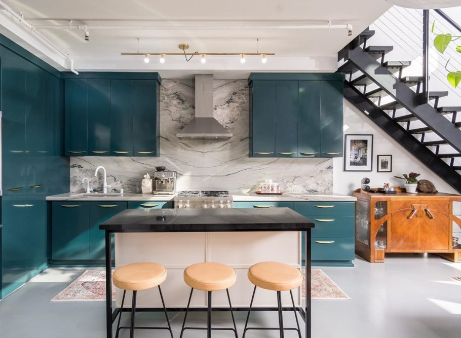 Синяя кухня с мраморным фартуком