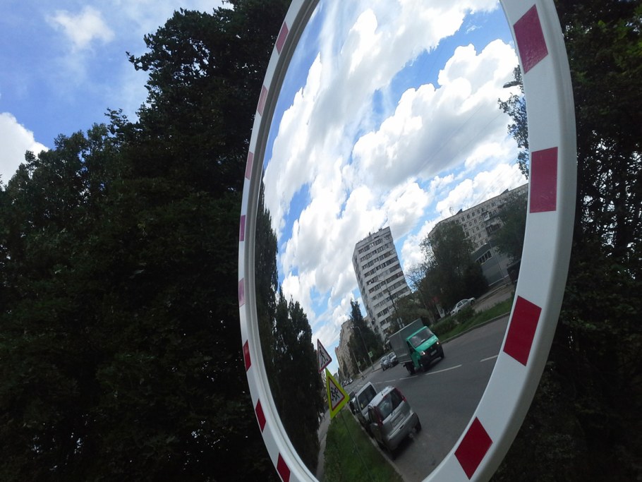 Сферическое зеркало на дороге