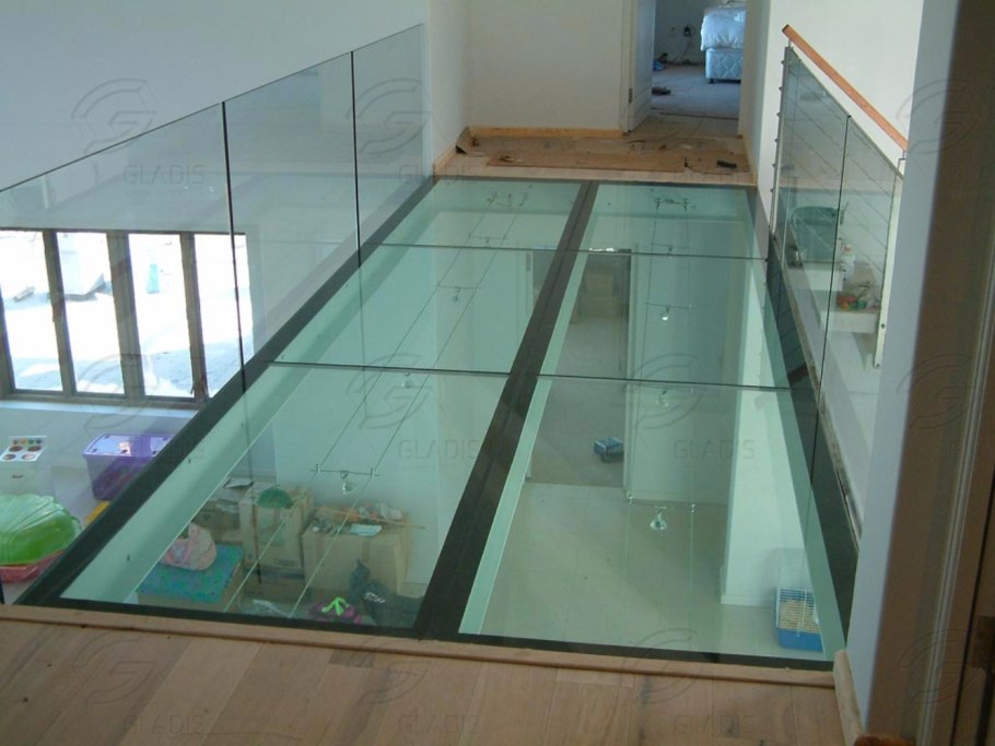 Стеклянный прозрачный пол