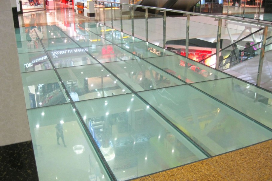 Стеклянный пол