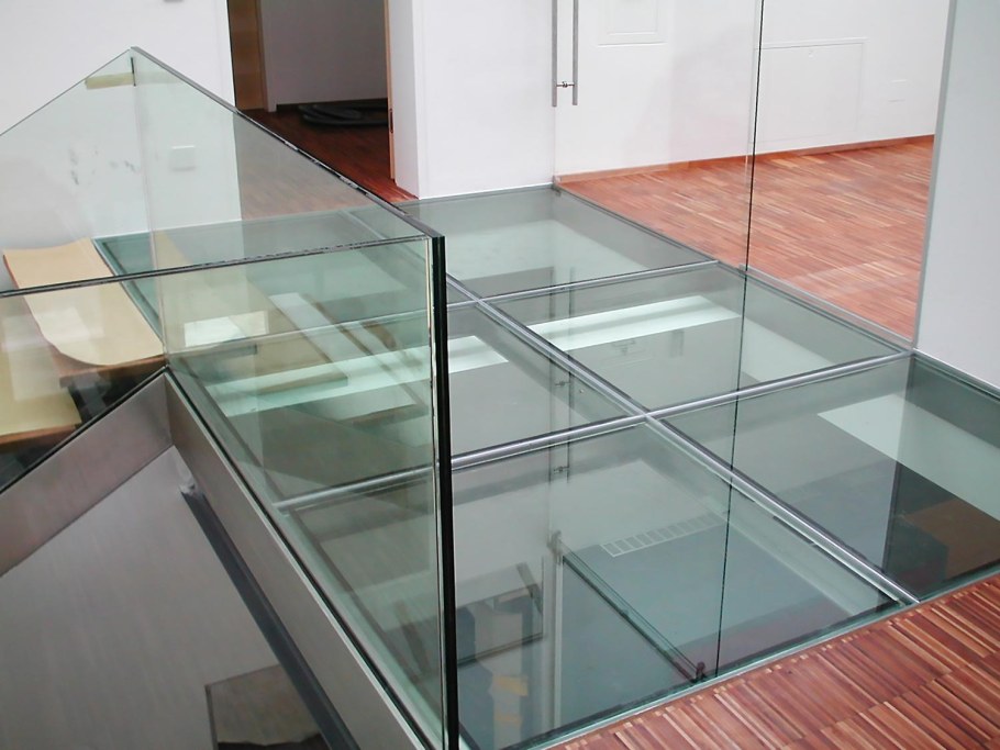 Стеклянное перекрытие