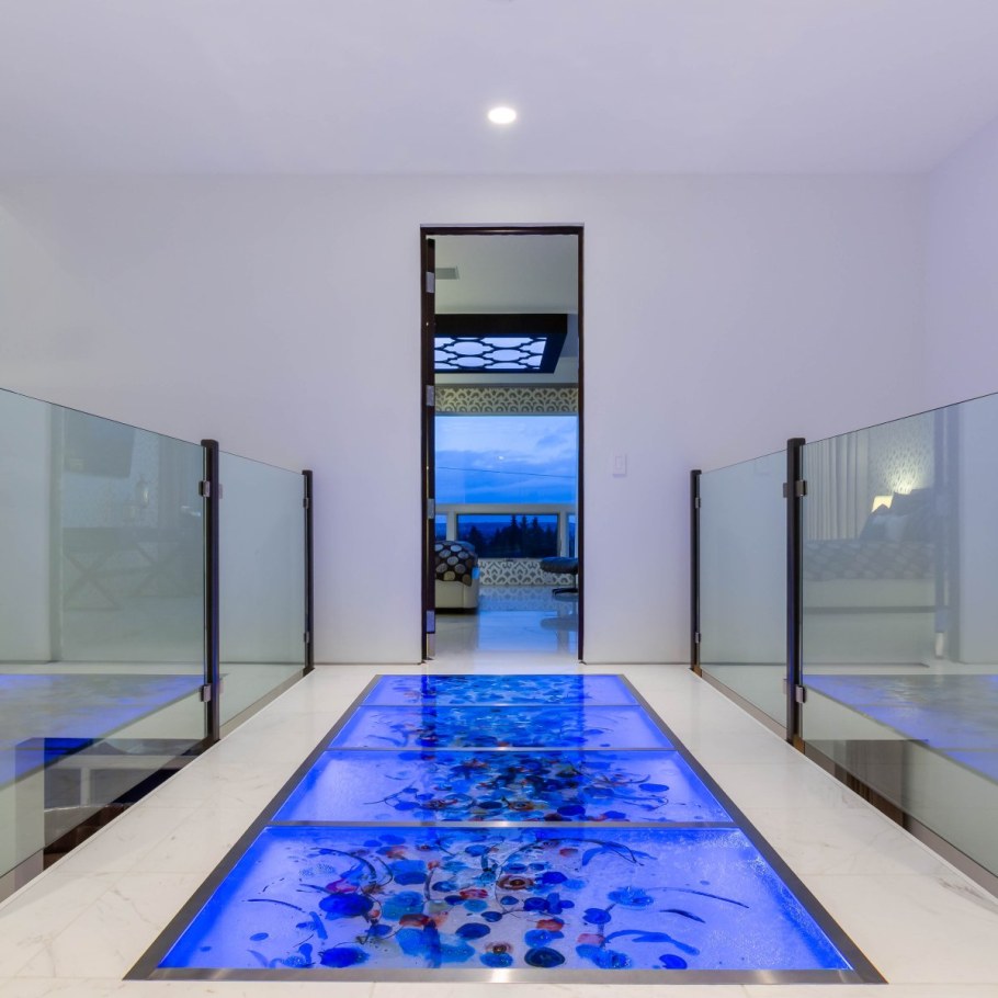 Стеклянный пол аквариум