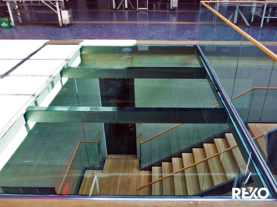 Стеклянный пол триплекс РГБ