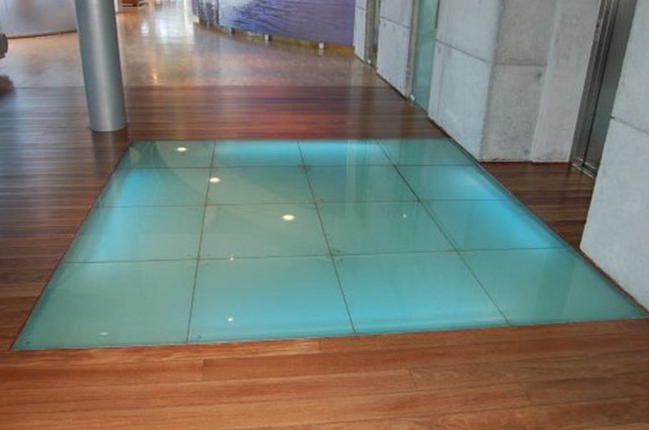 Стеклянный пол