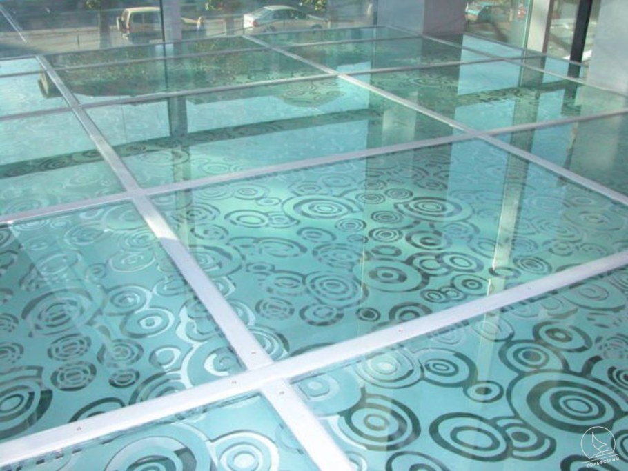 Стеклянный пол