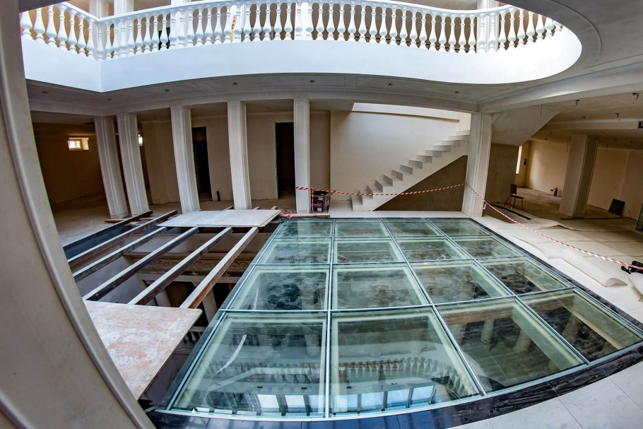 Стеклянный пол в музее
