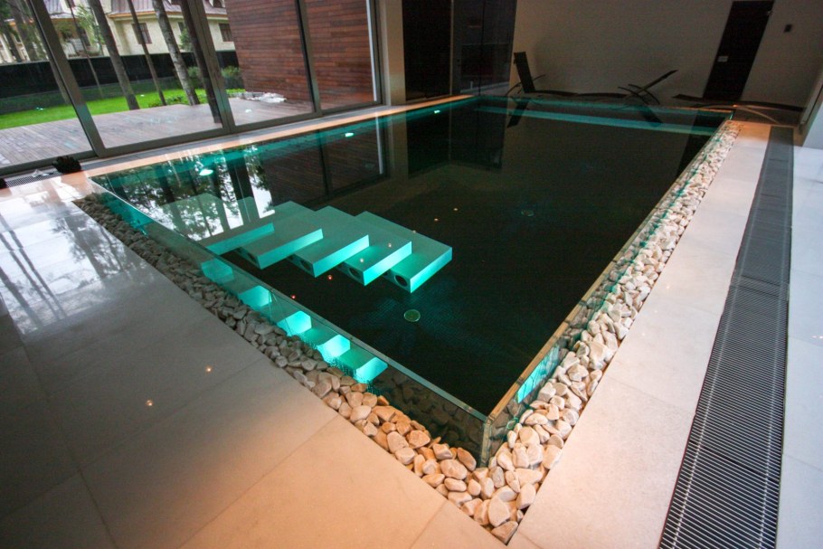 Бассейн со стеклянной стенкой