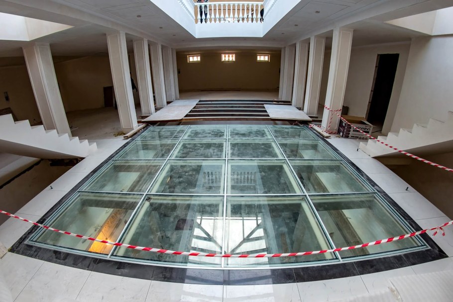 Стеклянный пол триплекс РГБ