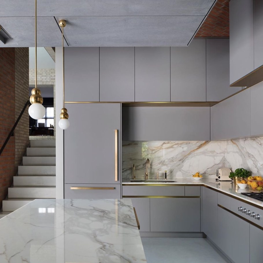 Серая кухня с мраморным фартуком