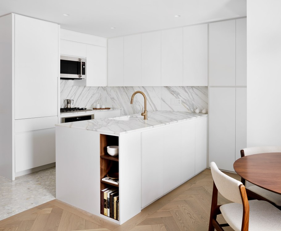 Кухня белый глянец с мраморной столешницей