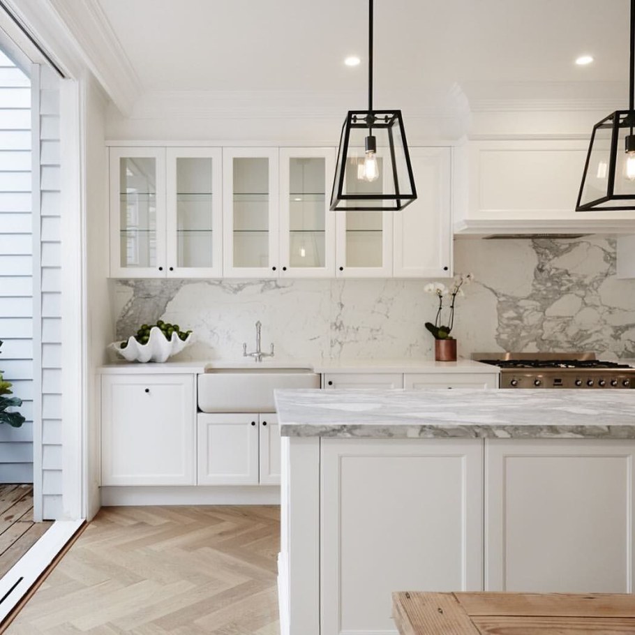 Кухня в скандинавском стиле с мраморной столешницей