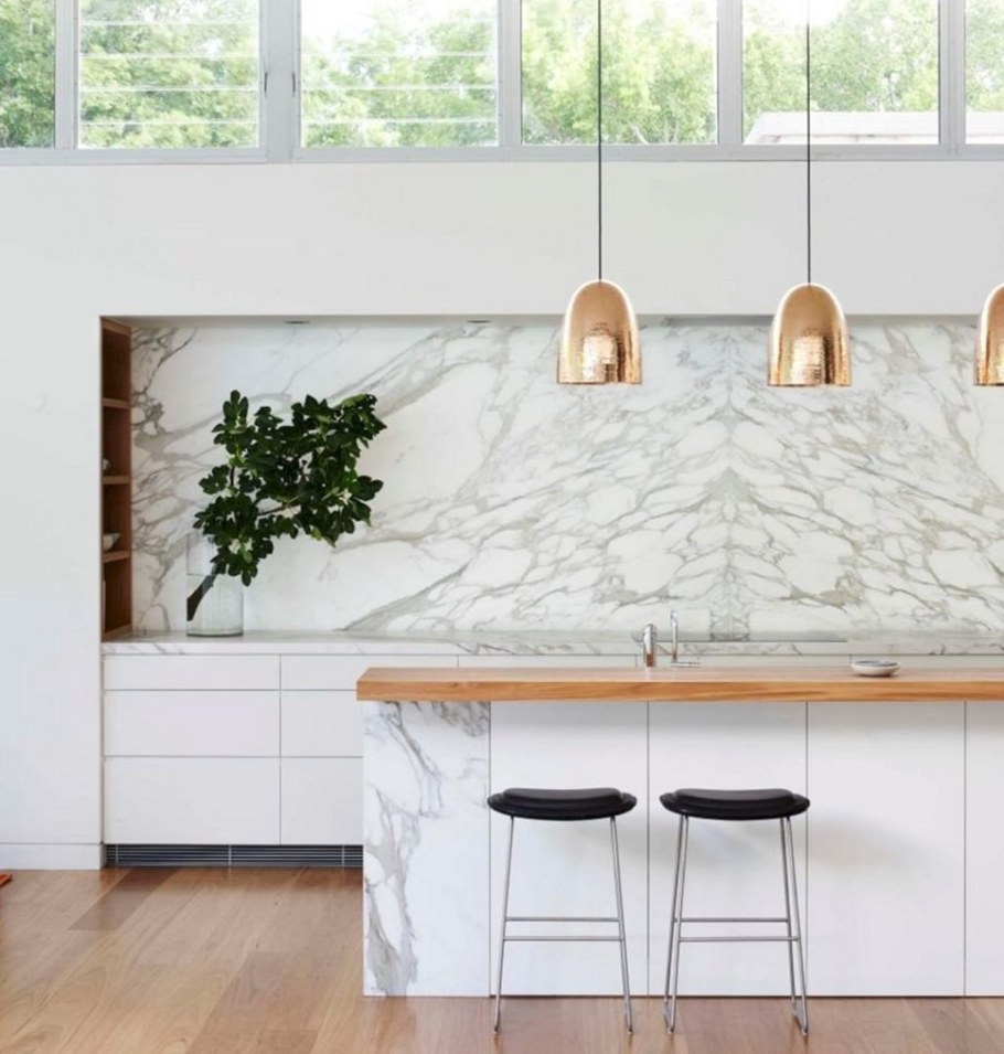 Кухня с мраморной столешницей и фартуком