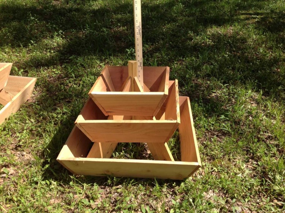 Пирамидная грядка для клубники