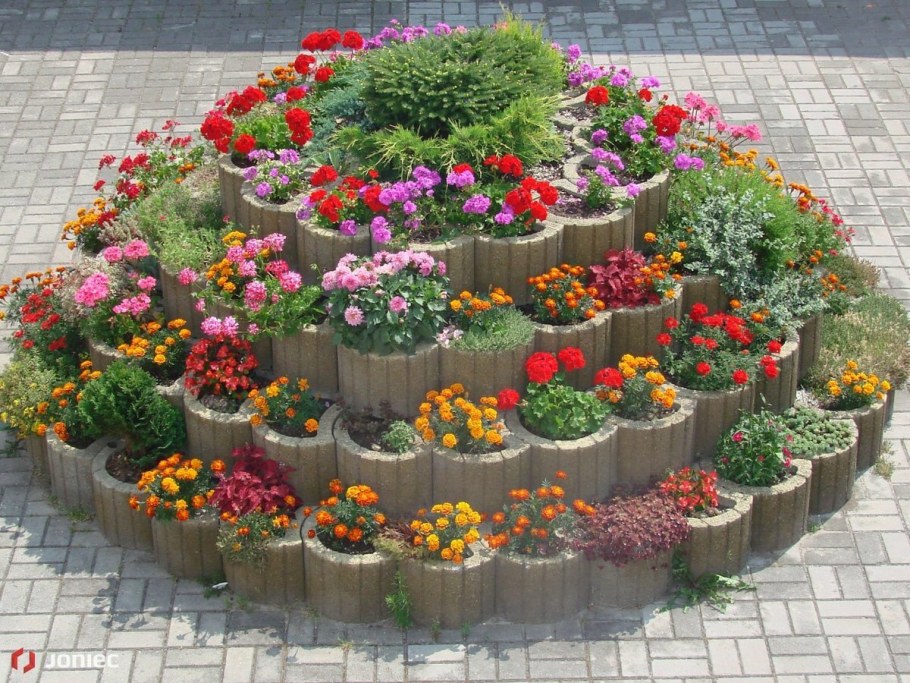 Клумба с астрами из кирпича