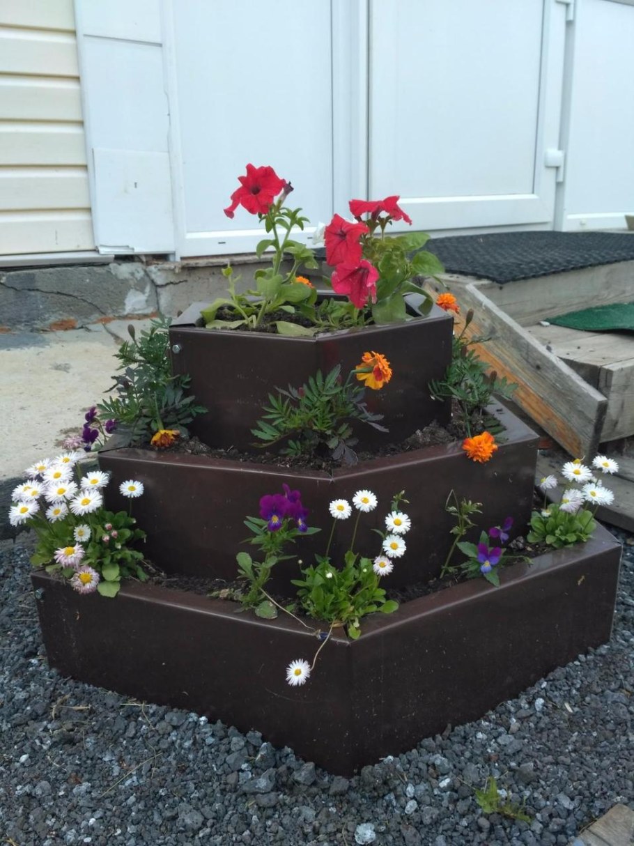 Клумба шестиугольная благо Каскад