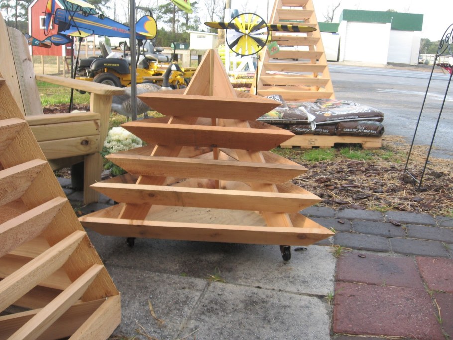 Пирамида для цветов из дерева