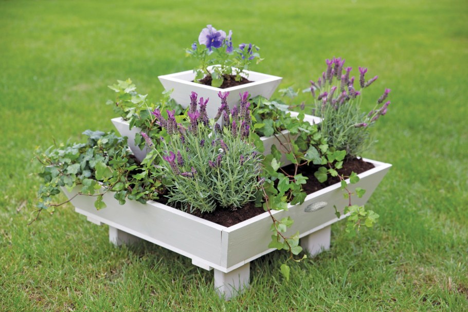 Трехъярусная клумба для цветов на газоне