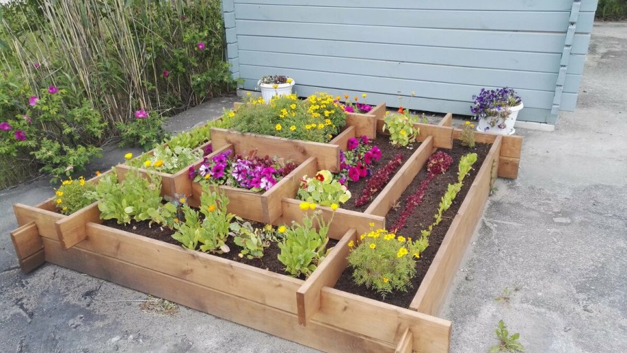 Трехъярусная клумба из досок
