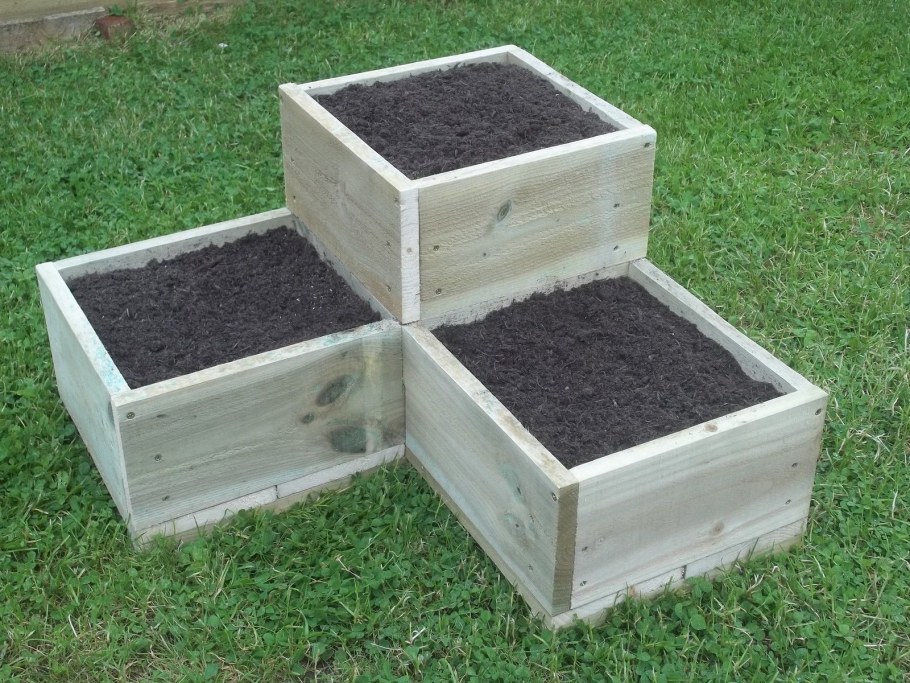 Клумба из досок многоярусная