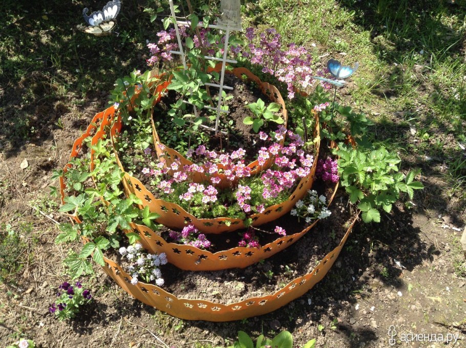 Клумба из бордюрной ленты многоярусная