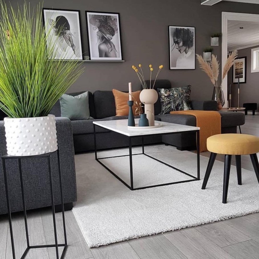 Гостиная с серыми стенами