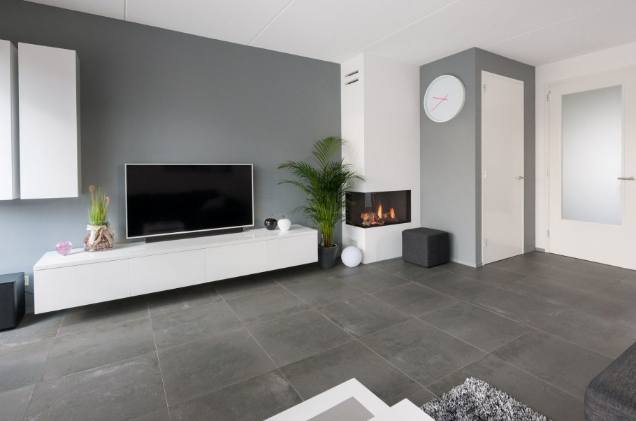 Гостиная с серым полом