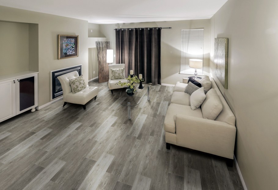 Гостиная со светлым полом