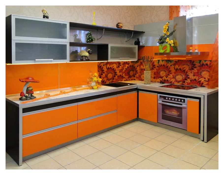 Кухня оранжево венге плитка