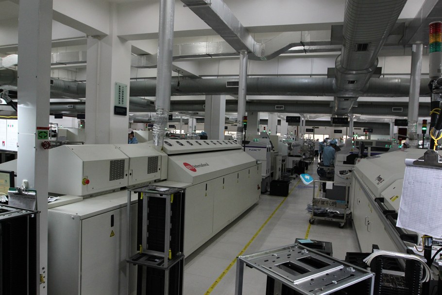 Конвейер по производству телефонов