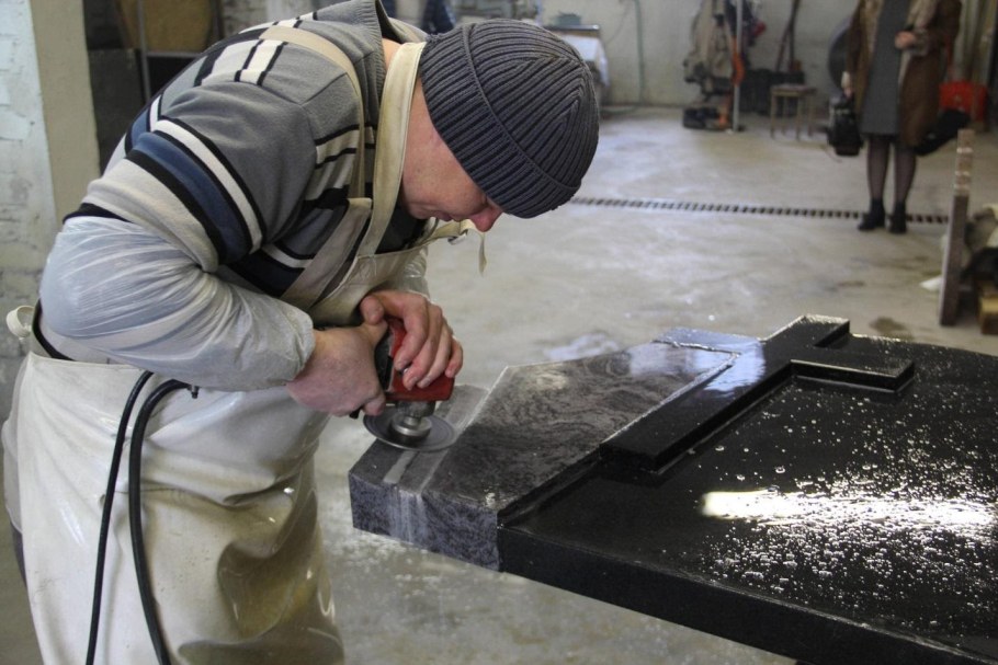 Шлифовка памятника из гранита