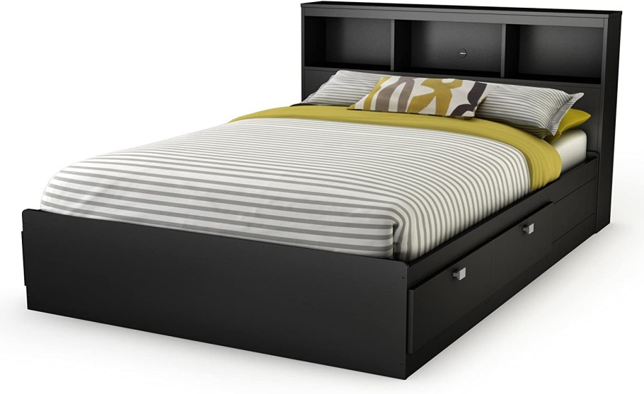 Кровать с полками в изголовье