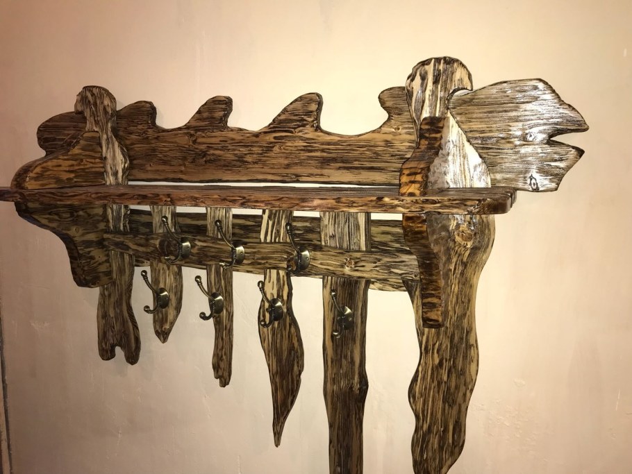 Вешалка из дерева