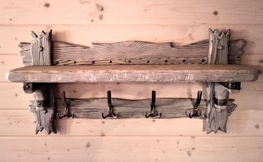 Вешалка из брашированного дерева