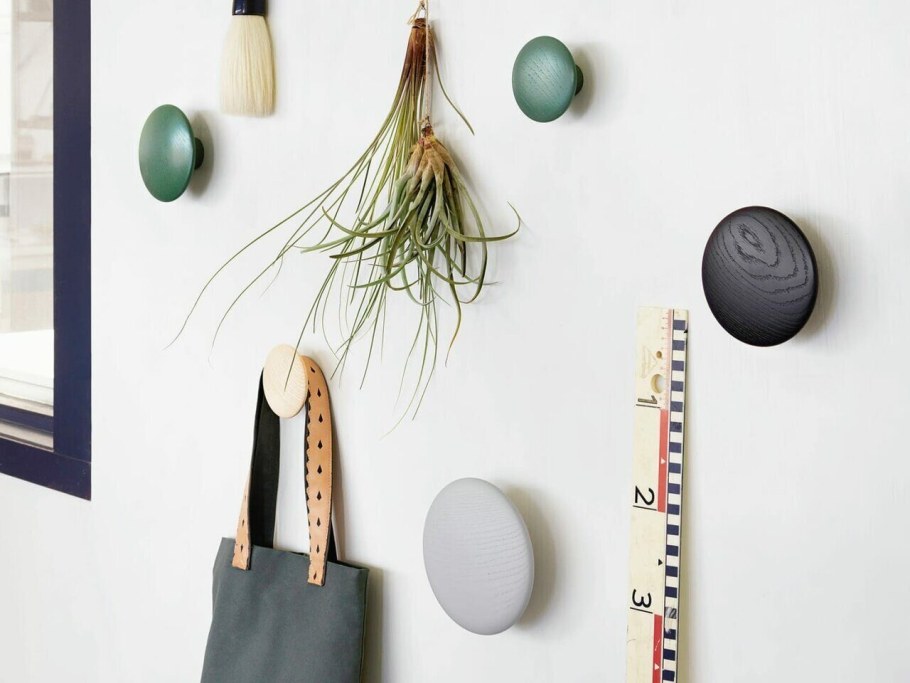 Необычные крючки для прихожей