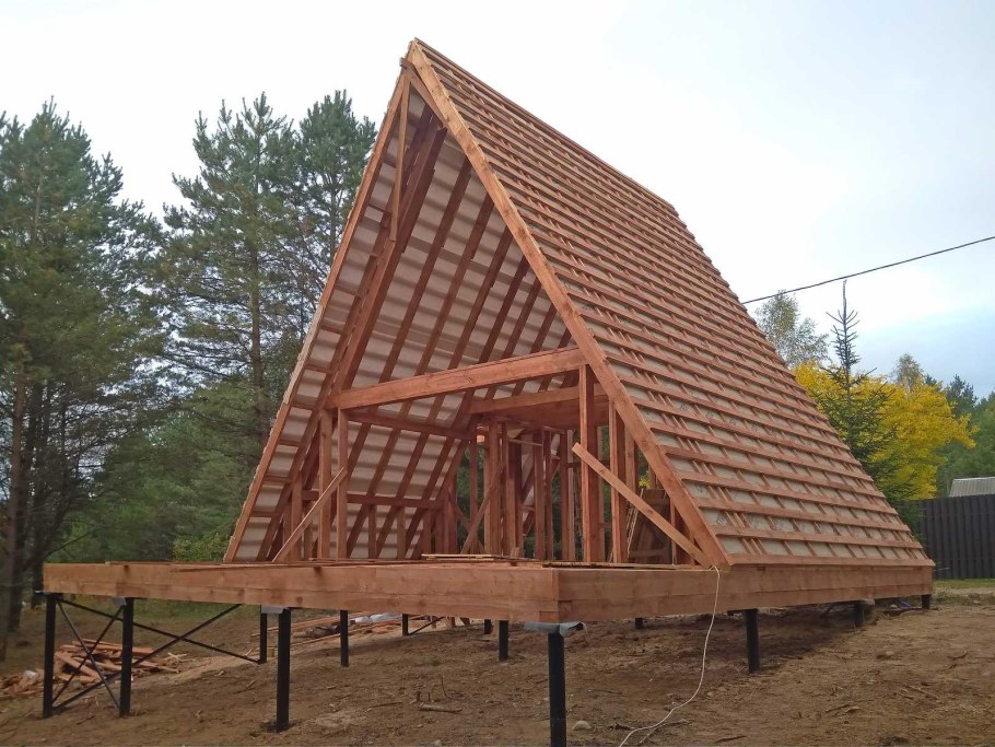 Домик шалаш Манская Заимка