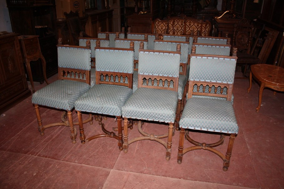 Стулья в магазине 12 стульев