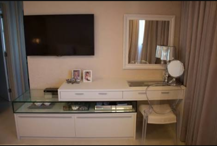 Полка под телевизор с туалетным столиком