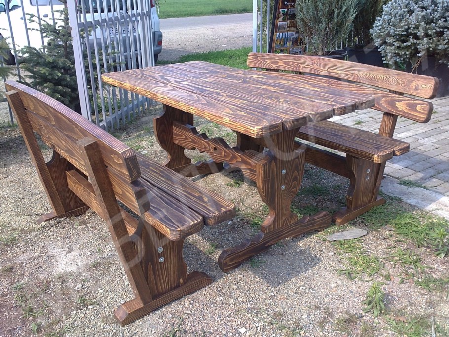 Стол с лавками из дерева под старину