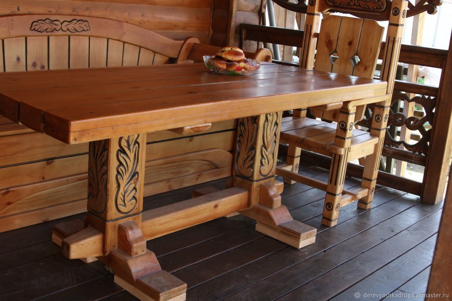 Стол из дерева