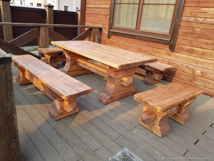 Деревянные столы и лавки