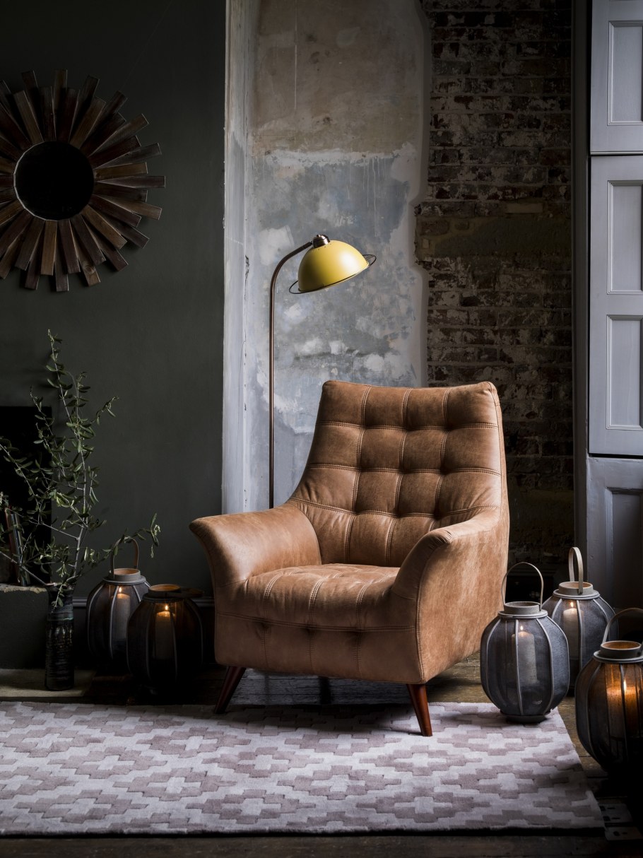 Кожаное кресло в интерьере лофт