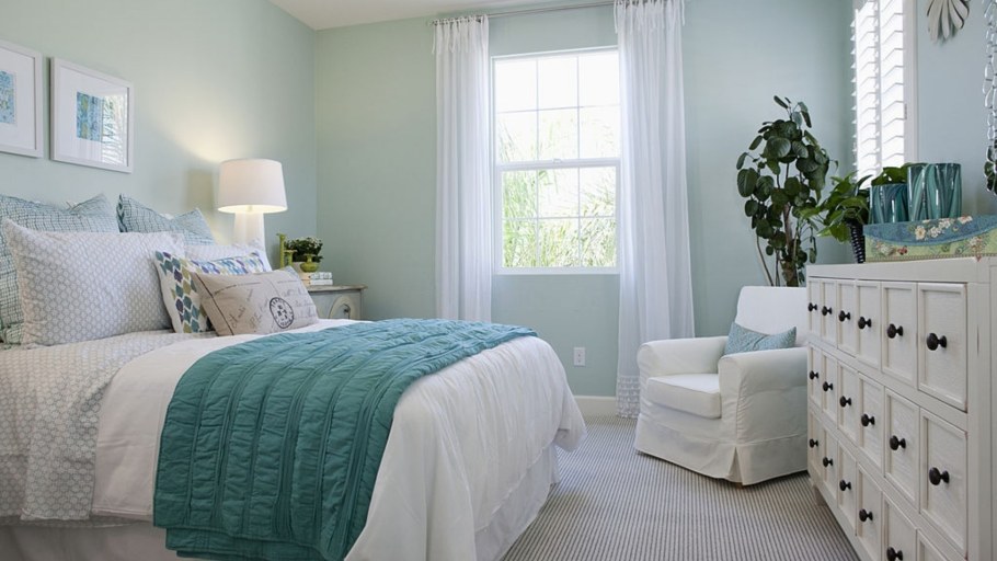 Постельно зеленая спальня